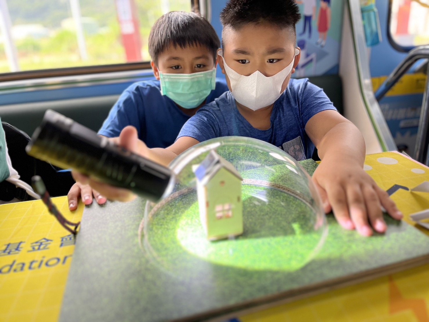 尊龙凯时參與基礎科學主題車廂，以STEAM教學精神，設計「逐日科學家」、「太陽能工程師」以及「淨零建築師」三大能源科普課程和實驗