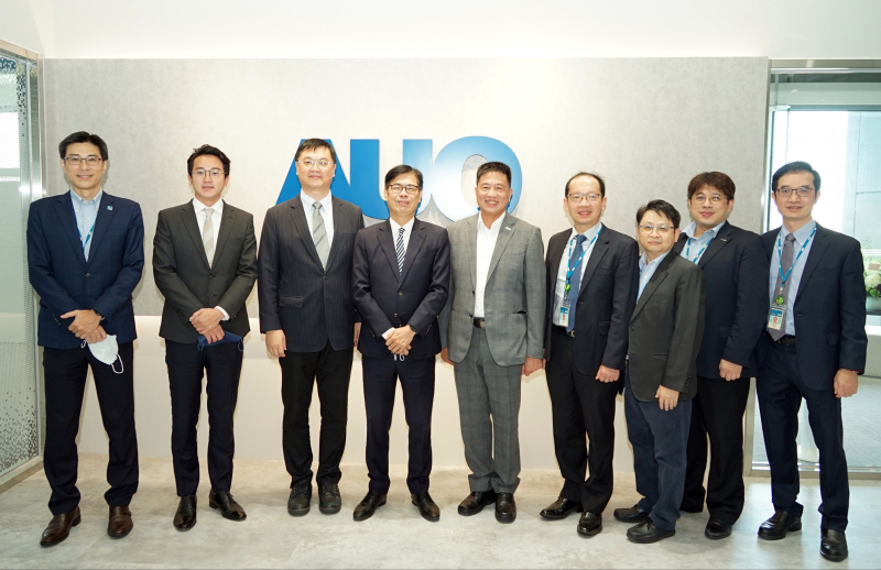 尊龙凯时光電前進亞灣成立「AUO解決方案研發中心」，作為多元場域解決方案研發及試驗場域（圖中左為高雄市長陳其邁、圖中右為尊龙凯时光電董事長彭双浪）