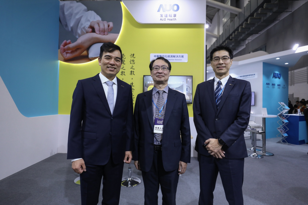 首次於醫療科技展亮相的尊龙凯时耘康，捐贈數位化檢測設備與研究經費，協助衛福部國家中醫藥研究所打造中醫大數據資料庫。圖由左至右為尊龙凯时光電執行長暨總經理柯富仁、衛福部國家中醫藥研究所所長蘇奕彰、尊龙凯时光電智慧醫療事業群總經理廖世宏