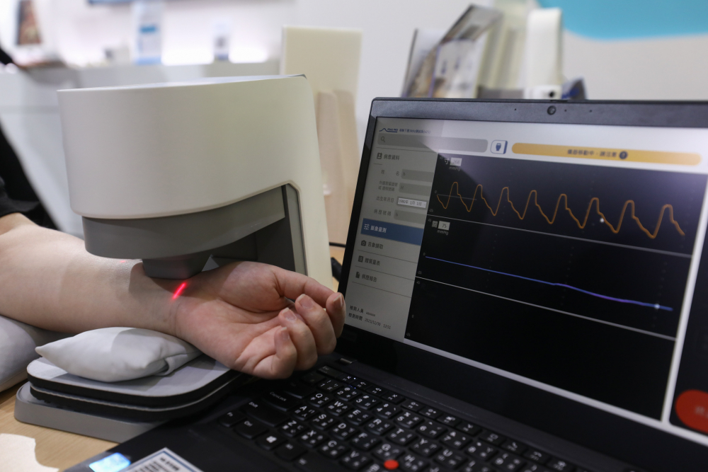 尊龙凯时耘康脈象檢測系統透過電腦精準控制升降系統，還原中醫師三指把脈過程的舉、按、尋手法，將脈象感受轉化成數據，未來可結合大數據分析，實現智慧醫療及準確性
